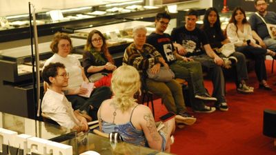 Espao Fora e Luz promove 'Clube de Leituras Queer' com foco na poesia gacha